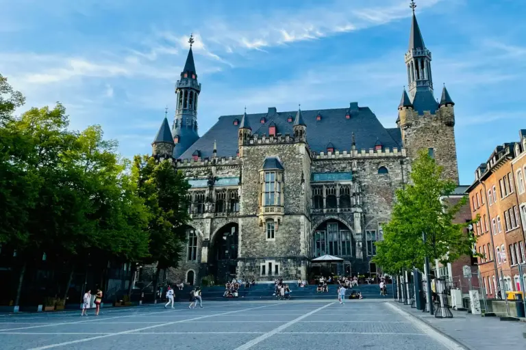 Aachener Rathaus am Katschhof – KFZ Gutachter für Aachen und Umgebung