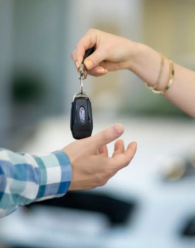 Übergabe eines Autoschlüssels bei der Leasingrückgabe – Leasing Gutachten