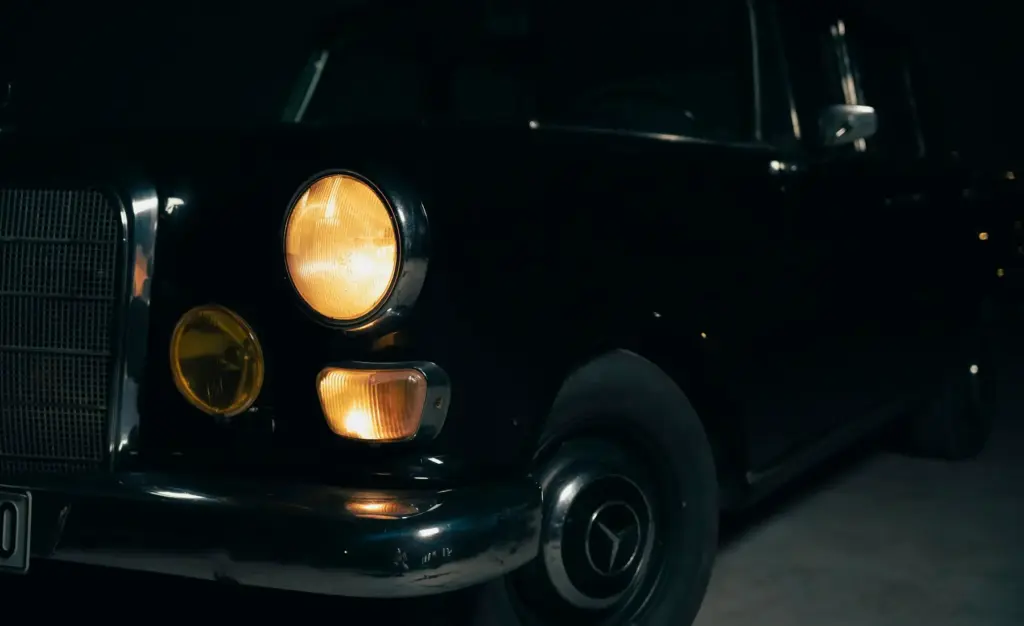 Oldtimer mit leuchtenden Scheinwerfern – Wertgutachten für Klassiker