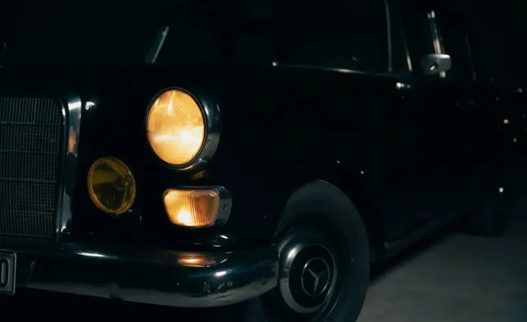 Oldtimer mit leuchtenden Scheinwerfern – Wertgutachten für Klassiker