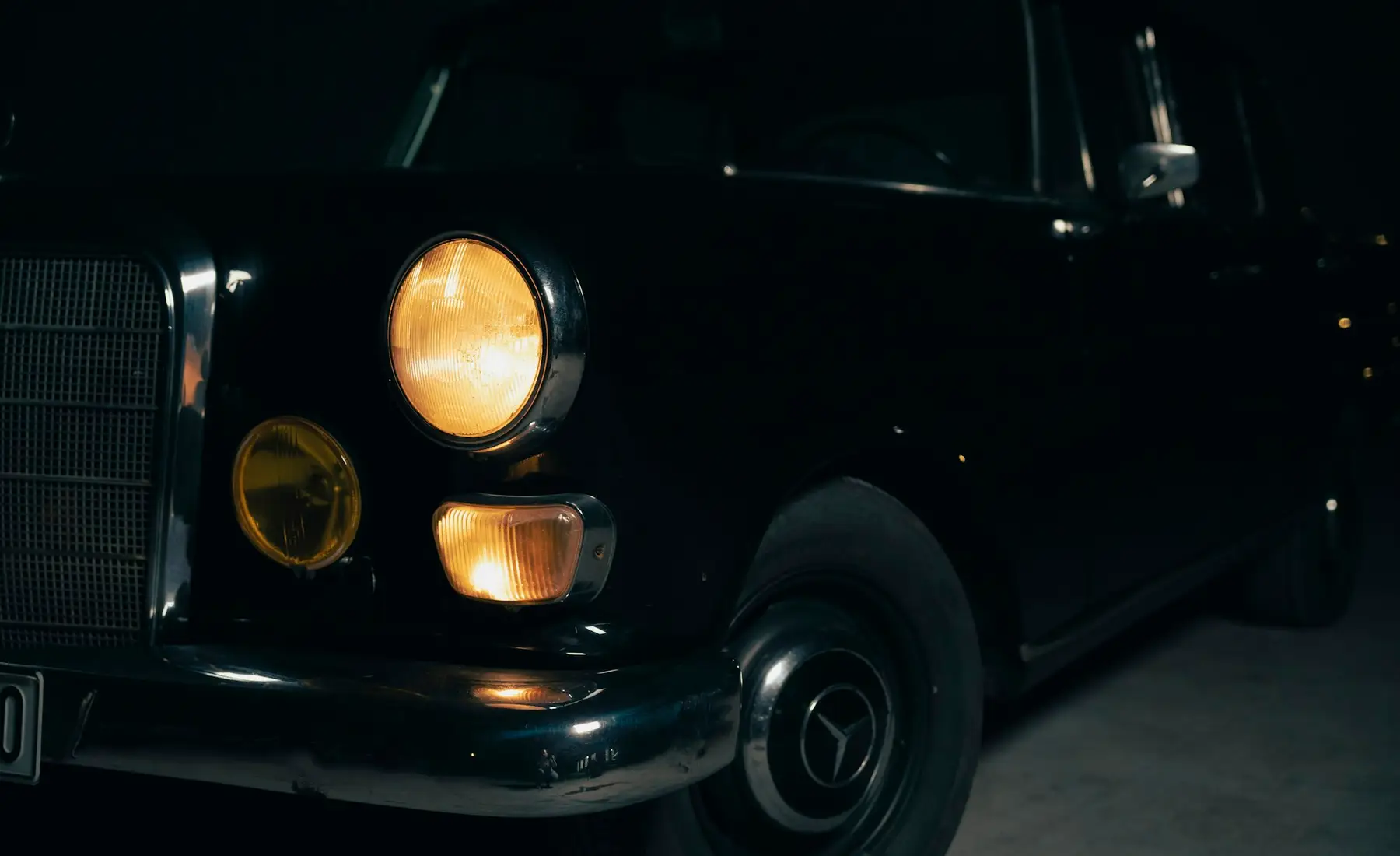 Oldtimer mit leuchtenden Scheinwerfern – Wertgutachten für Klassiker